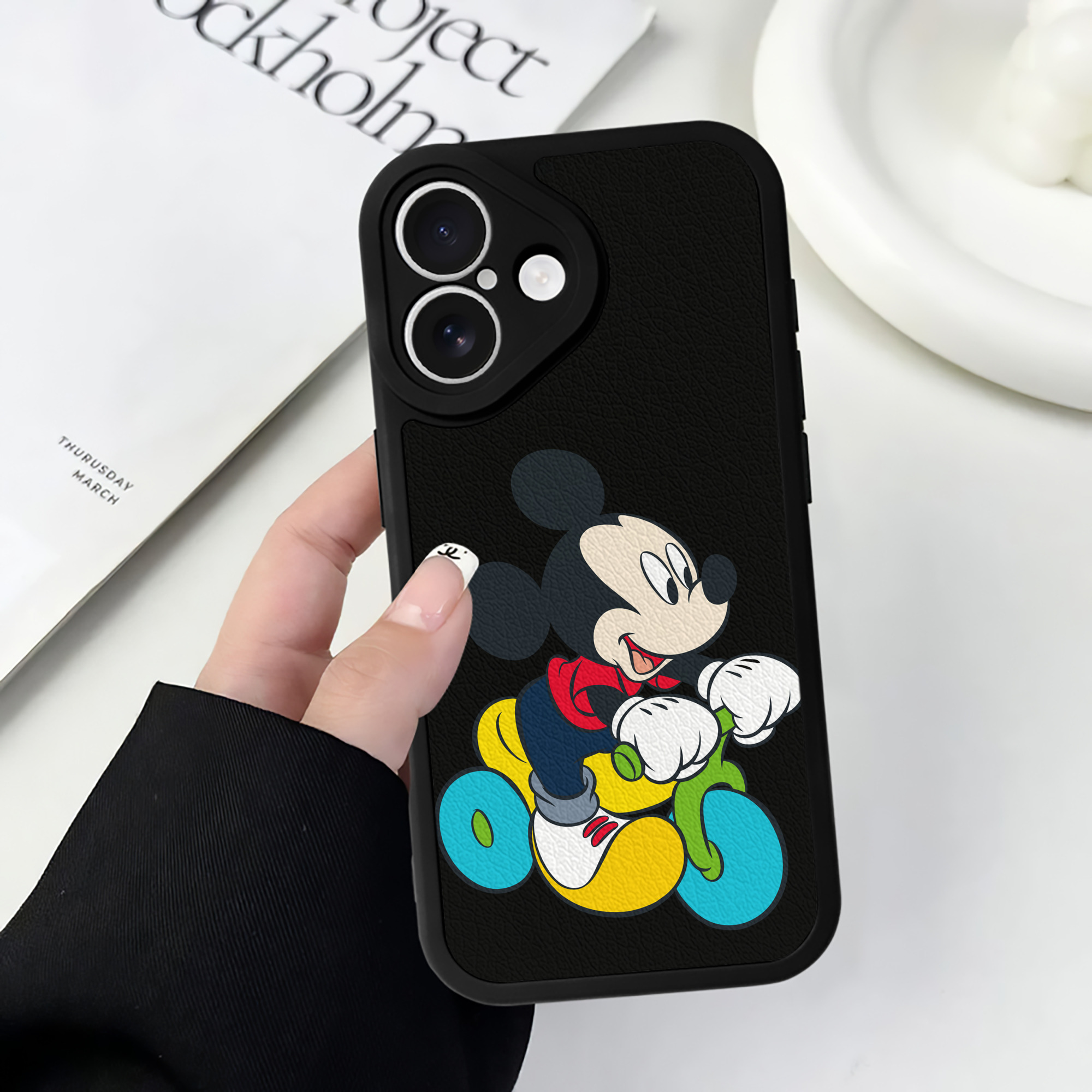 （画像用） ミッキーマウス Mickey Mouse 【iPhone 16シリーズ対応】シリコンスマホケース（レザー調） 材質：シリコン